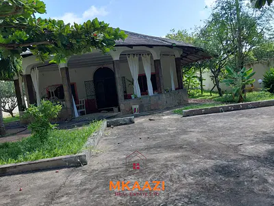 Kanani Road home and unfinished units - listing photo 2