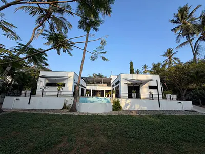 Mida Creek coastal villa - photo from Starpeak Property Limited